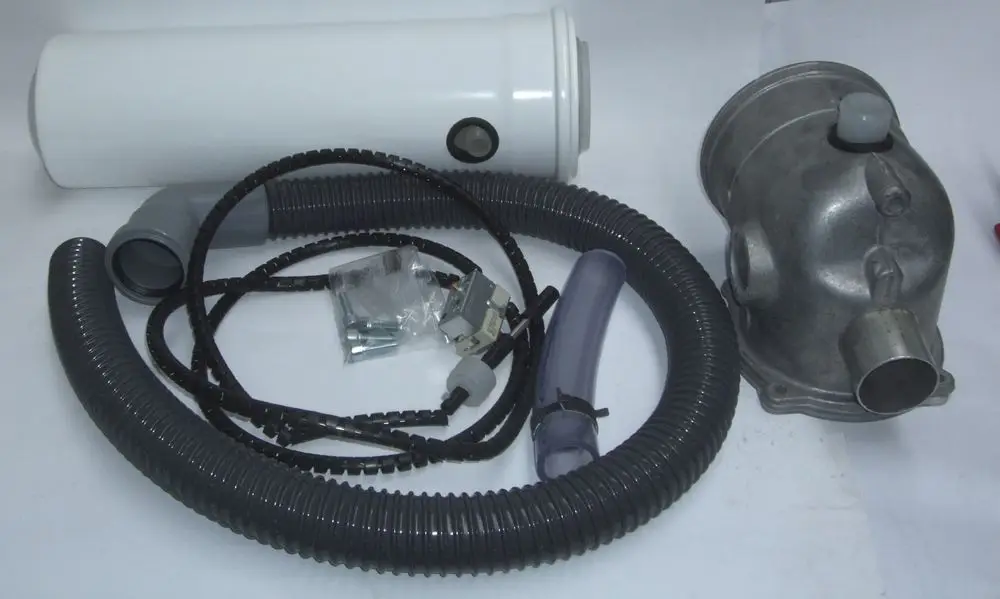 Daikin Tauschset zur Abgasführung und Zuluftanschnitt, bestehend aus verschiedenen Rohren, einem grauen Anschlussstück und einem Montagesatz auf hellem Hintergrund.